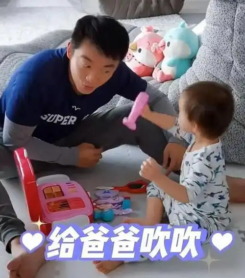 苗苗深夜晒老照片怀念爷爷幼年照片曝光撞脸郑恺超有夫妻相