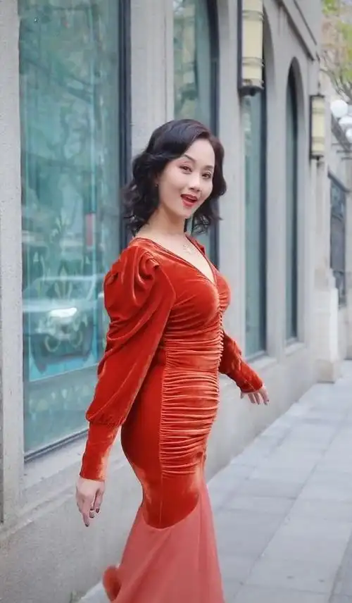 55岁李颖穿紧身裙,侧面肚腩赘肉横生,她起码很真实不会装!