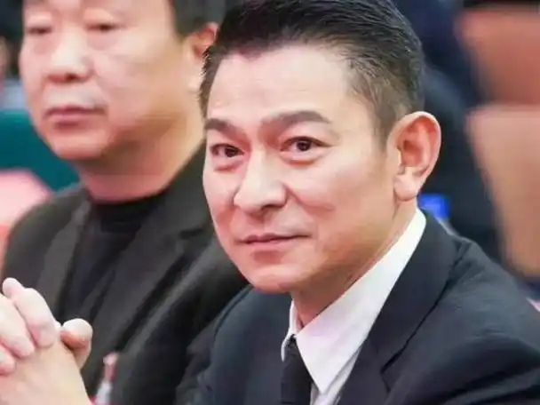 刘德华近照曝光满头白发啤酒肚明显网友不敢相信自己的眼睛