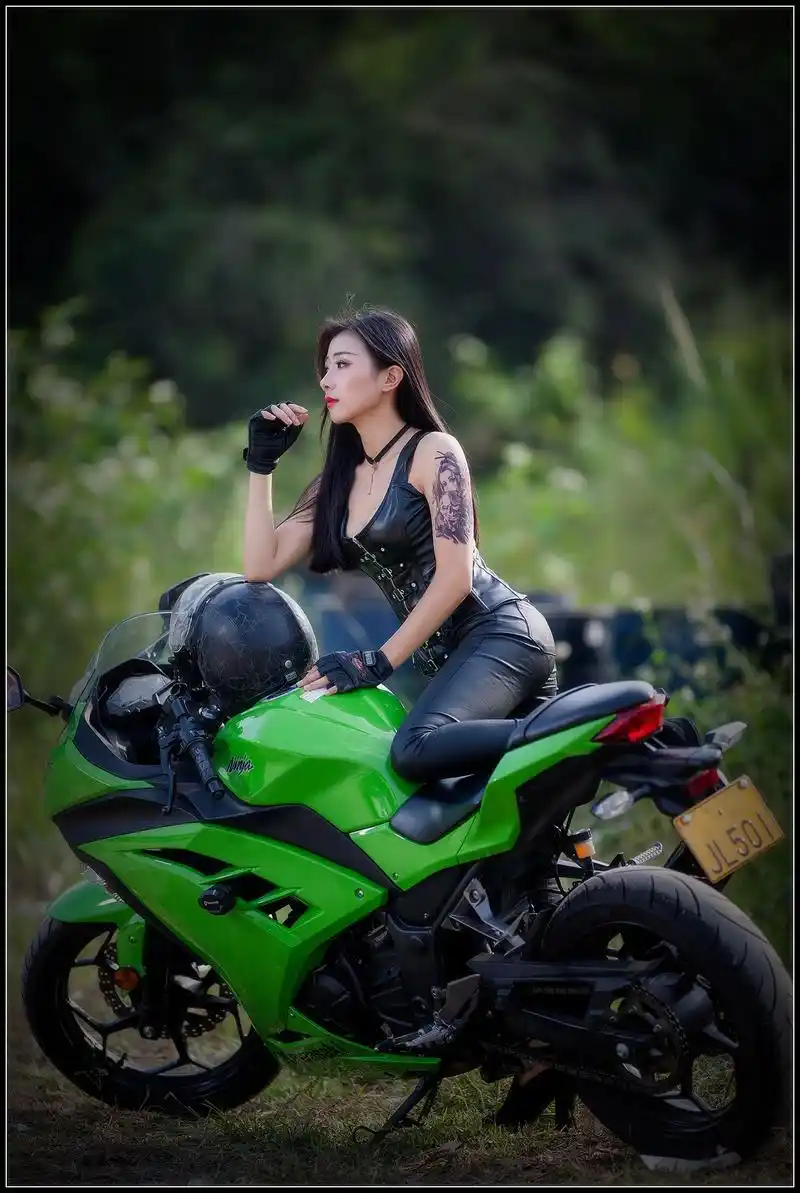 人像摄影 机车美女太养眼,紧身皮衣极性感