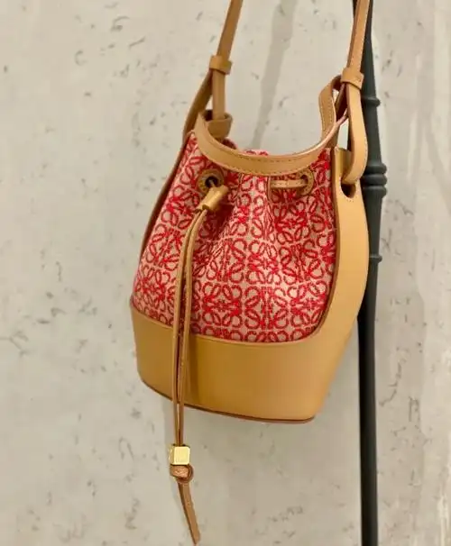 loewe/罗意威 22春夏新款女士气球包mini手提包腋下包