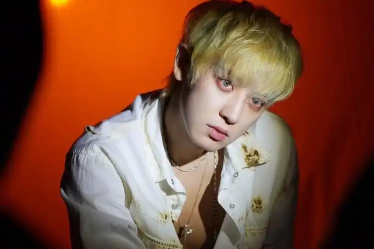 简介:朴灿烈金发红眼妆写真图片,分享一组朴灿烈图片给大家,图中的