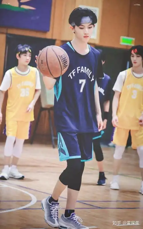 喜欢马嘉祺的姐妹们有无小马哥制服or校服的高清美图吗