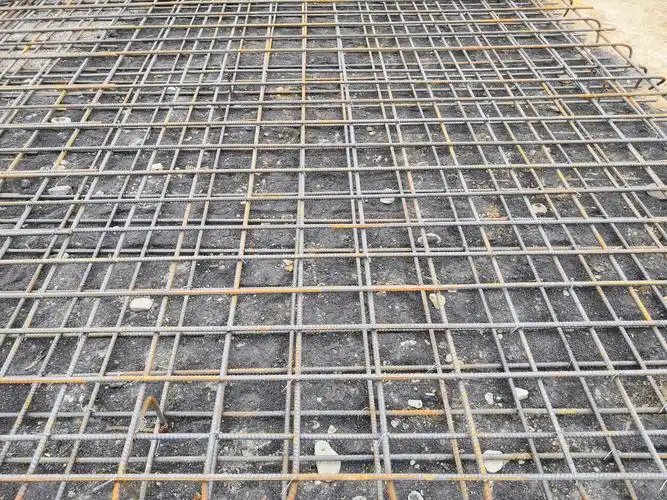 6,罐区筏板钢筋底筋无保护层.