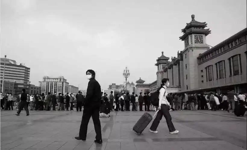 2003年4月的北京,迎春花已经开在枝头,寒气退去,春意正盛,天坛公园里