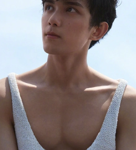 吴磊 这不行这不守男德,吐槽衣服太暴露?不过身材是真的好