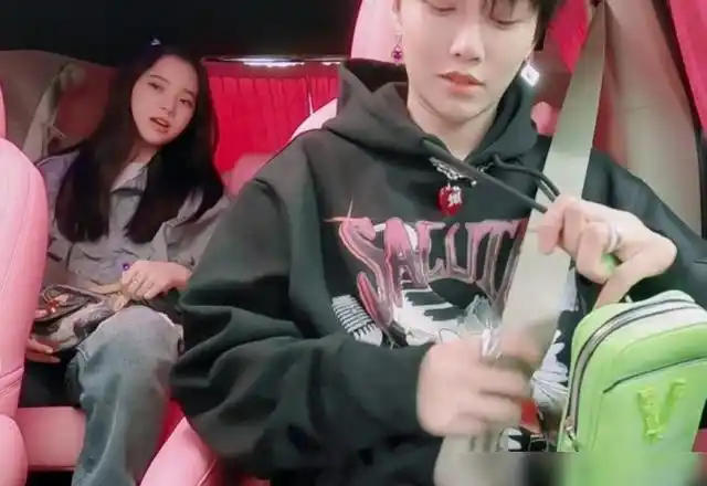 范丞丞开车欧阳娜娜在后面睡觉谁注意到刘雨昕人品装不出来