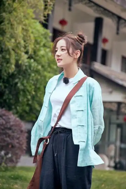 热巴录制《极限挑战》换发型,烫波浪卷发别红色发卡,又酷又可爱