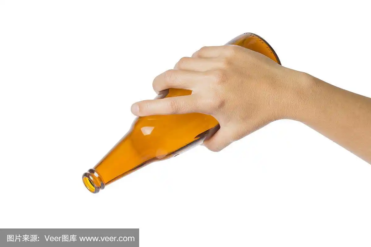 女人的手拿着一个空啤酒瓶在白色背景上透明