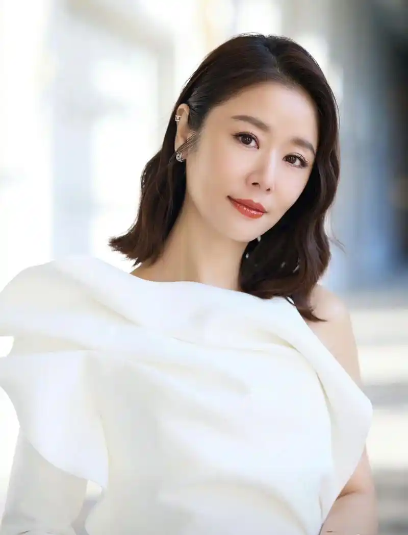 林心如近照,白t恤牛仔裤,手拿冰激凌,远看像18少女,状态真好