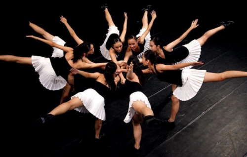 九人舞蹈结尾造型推荐: 1.