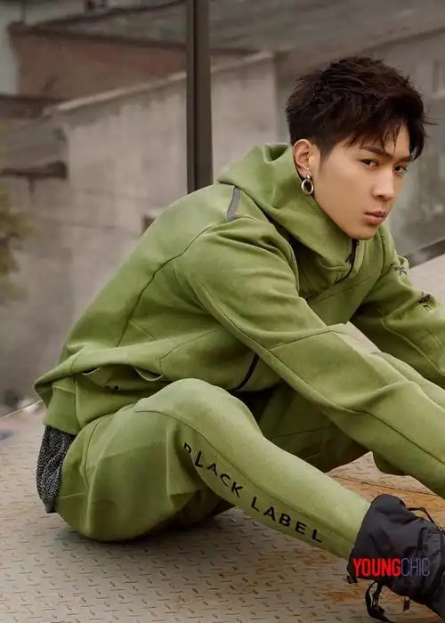 马伯骞和红花会是什么关系?马伯骞以前选秀的老照片