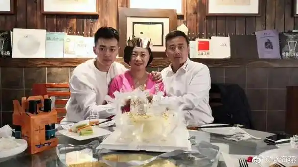 演艺圈佳话热辣滚烫与乡村爱情演员跨戏结缘成模范夫妻