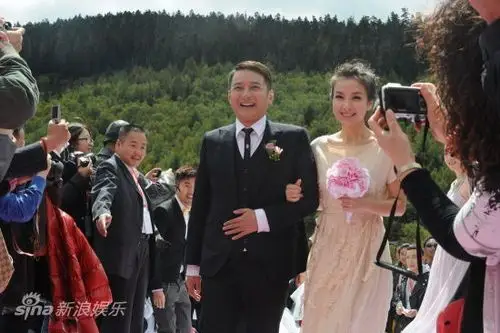 传吴昕李维嘉结婚 何炅:一模一样的兄妹结婚太扯