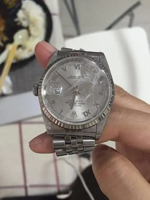 家里两只猫玩耍把表摔坏了 深圳哪里有靠谱的地方修