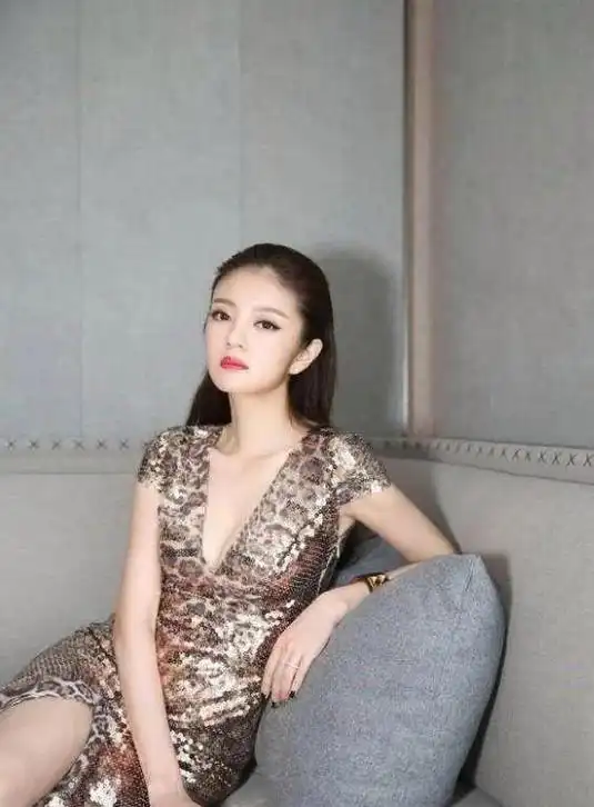 安以轩是一位备受欢迎的女歌手和演员,她的外表和气质一直备受粉丝们