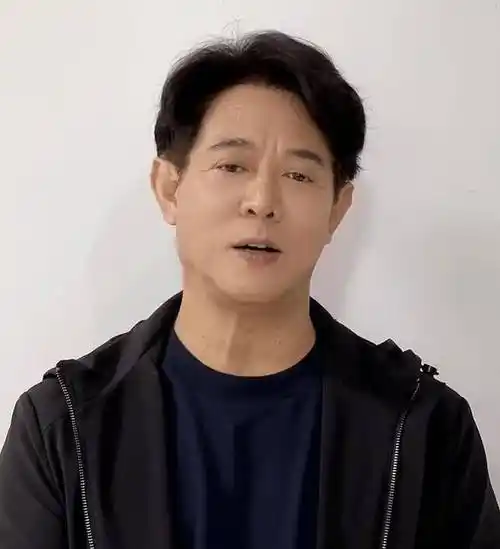 59岁李连杰罕见晒近照,脸部水肿模样大变,疑似旧疾复发引担忧_网友