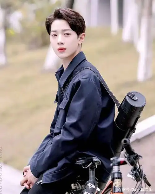 赖冠霖街边抽烟随地吐痰,致歉没约束自己,粉丝咆哮喊他去扫大街