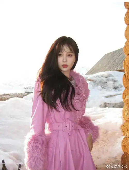 虞书欣粉色束腰大衣##虞书欣雪景粉衣