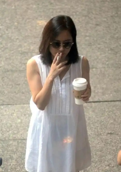 小宋佳抽烟也很帅气,与其他女星不一样.