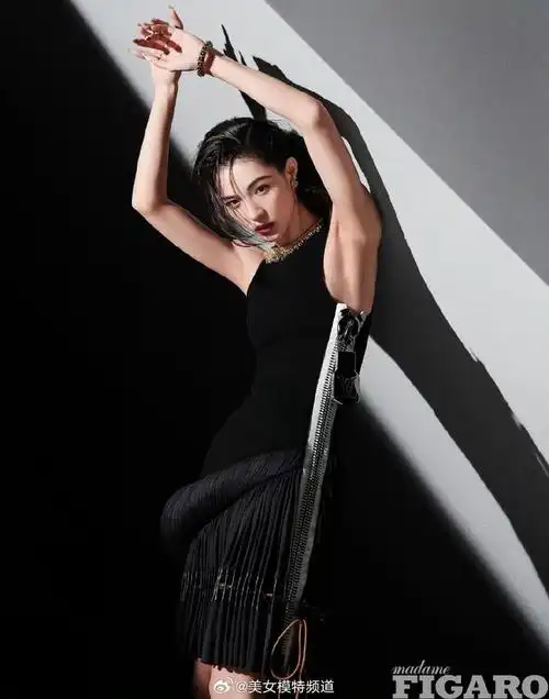 钟楚曦湿发造型大片释出红唇美甲大胆张扬气场全开