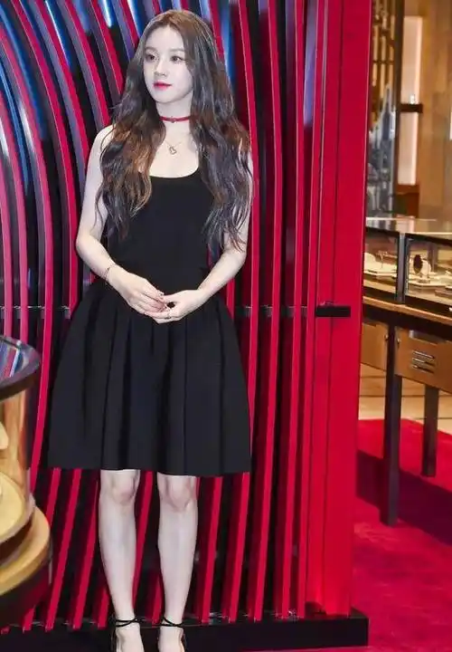 路人镜头下的宋雨琦,让我明白了明星和普通人的差距有多大_时尚_细节