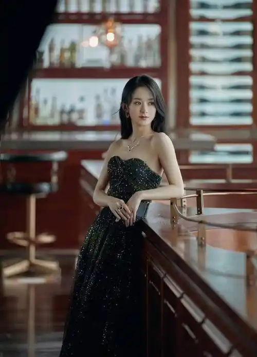 赵丽颖着星河渐变抹胸裙出席品牌活动,蝴蝶骨出众,气质温婉知性_整体