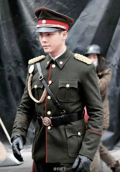 又发现了一个穿军装好看的男明星,那就是陈伟霆.