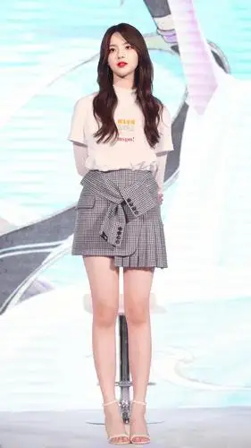 杨超越上节目灯笼袖衬衫牛仔短裤美出了新高度