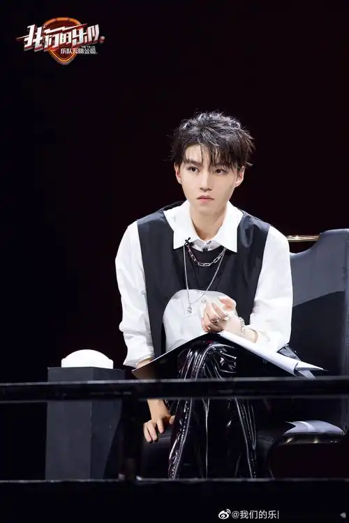 王俊凯《我们的乐队》高清剧照来袭 帅气王总实力开嗓助力乐队_表演