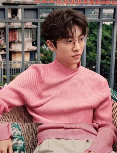 王俊凯粉色毛衣封面_高清图集_新浪网
