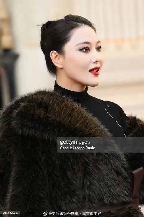 张馨予巴黎时装周生图