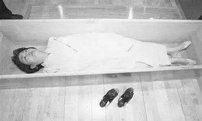 女孩得知男人被鬼纠缠竟然用自己做交换保男人安全