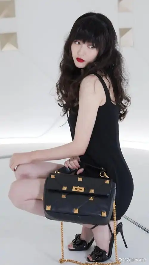 「唐嫣性感写真美图」黑色吊带连衣裙,肤白貌美大长腿,优雅迷人