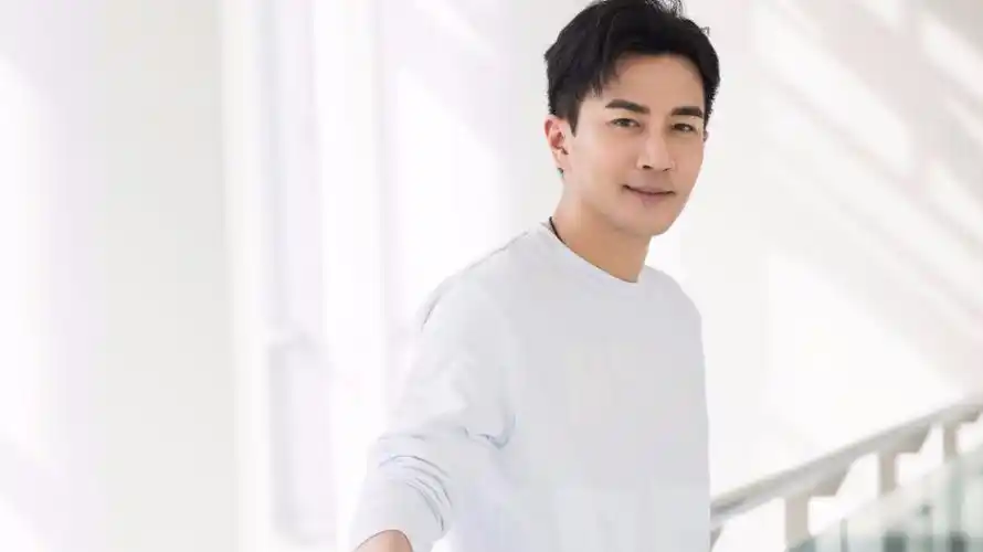 刘恺威与女儿同台唱歌,5岁小糯米酷似妈妈杨幂,又瘦又高