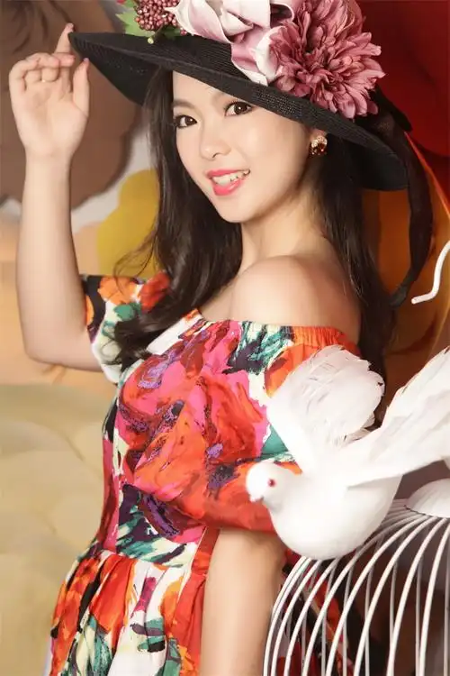 歌手李佳宁推出首个单曲两琴相悦为中秋献礼