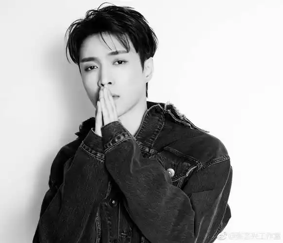 张艺兴表演帽子戏法,点燃全场,深受年轻人喜欢_krump_街舞_地板