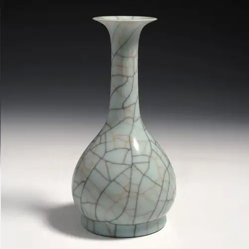 徐建新 浙江省工艺美术大师 龙泉哥窑月白釉胆瓶