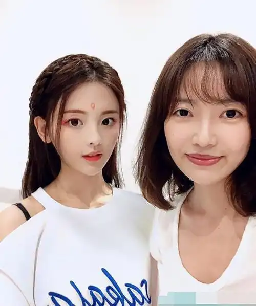 杨超越和普通人的合影太亮眼了难怪她是直男心目中的小仙女