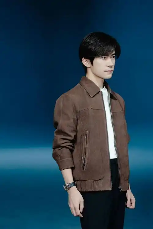 易烊千玺首次尝试掷铁饼