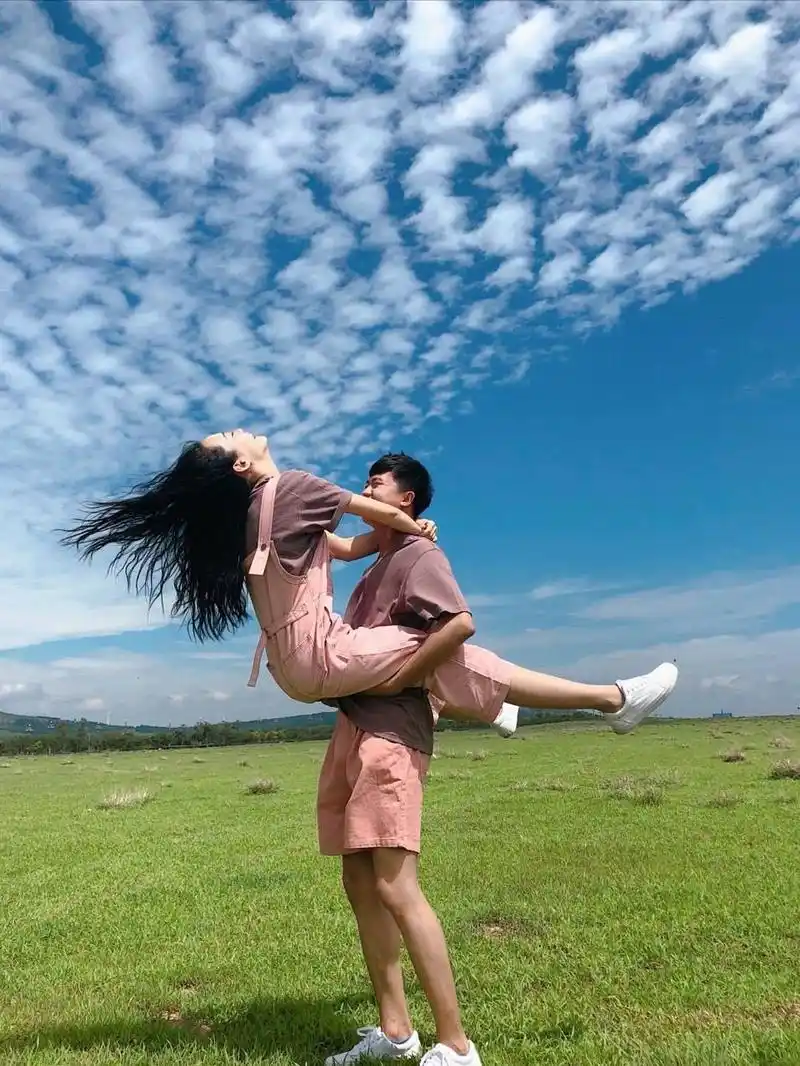 情侣镜头前秀恩爱,造型十分独特