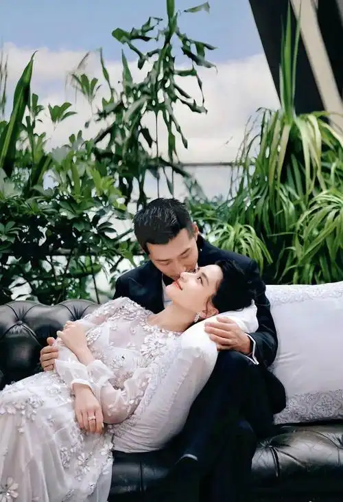 窦骁何超莲官宣婚礼穿中式礼服甜蜜比心超幸福4