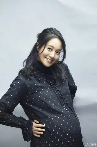 朱丹素颜出镜晒大肚孕照网友是不是双胞胎