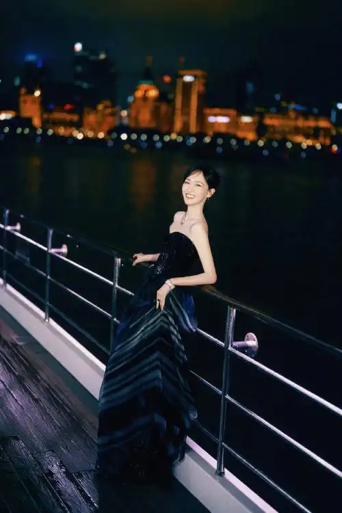 唐嫣上海雨夜大片