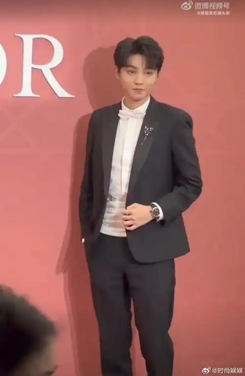 王俊凯这身材好像中年发福期,不是健身了吗