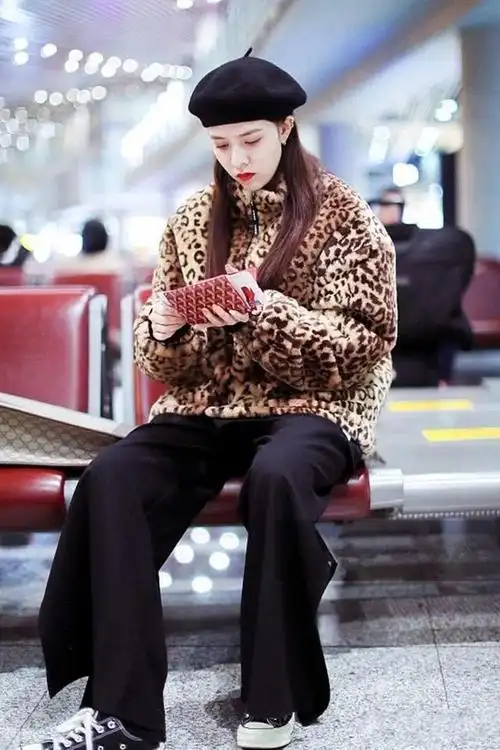 戚薇的豹纹大衣好狂野正面看还挺普通但一个转身霸气外漏