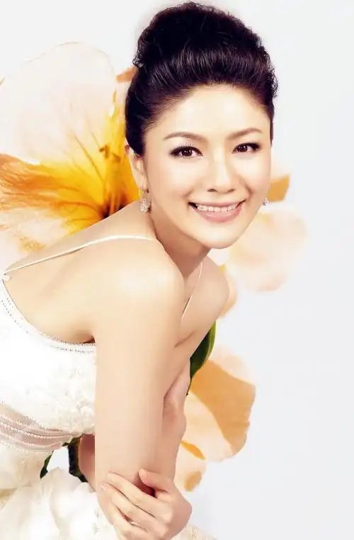 纯真甜美的胡可美女写真图片