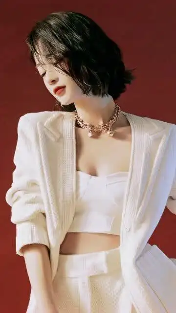 吴谨言月光白抹胸套装大片,气场十足