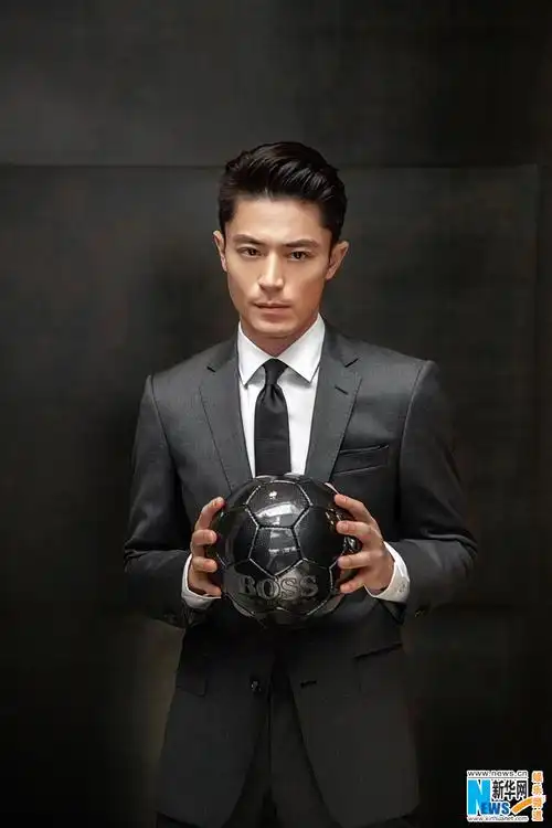 霍建华赴德国拍摄时尚大片 硬朗气质帅翻众人