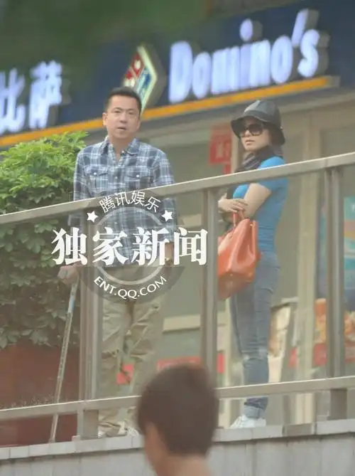 组图:王中磊脚伤将愈双喜临门 携妻子购物庆祝